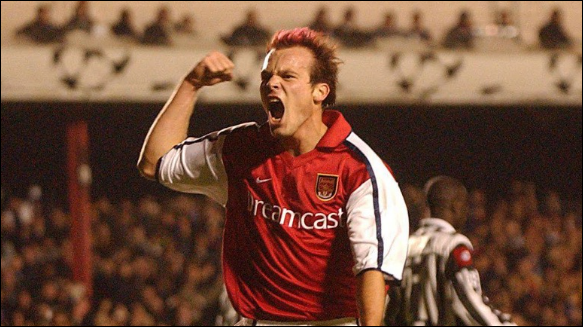 Dù Fredrik Ljungberg là một cầu thủ đá cánh, nhưng cũng mang chiếc áo số 8 tự hào